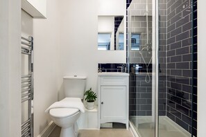 Căn hộ | Phòng tắm | Đồ dùng nhà tắm miễn phí, máy sấy tóc, khăn tắm, xà phòng 