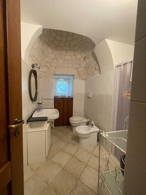 Dusche, Haartrockner, Bidet, Handtücher