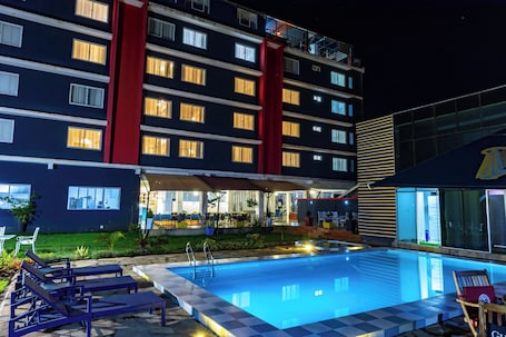 Una piscina al aire libre