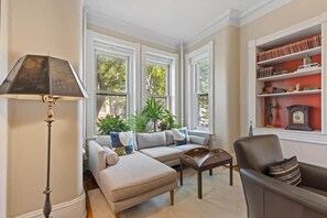 Een televisie, een open haard, een kantoor en een computerscherm