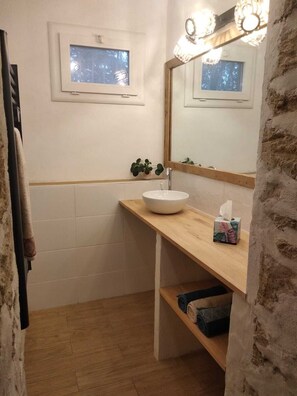 Een douche, een haardroger, handdoeken, zeep