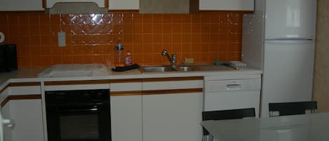 KĂŒhlschrank, Mikrowelle, Ofen, Herdplatte
