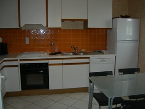 Een koelkast, een microgolfoven, een oven, een kookplaat