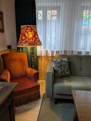 TV, fireplace, DVD player, books