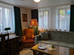 TV, fireplace, DVD player, books - Romantische Ferienwohnung mit Whirlpool an der Südliche Weinstraße (Edenkoben)