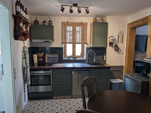 Jääkaappi, mikroaaltouuni, uuni, liesi