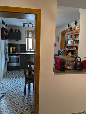 ثلاجة، ميكروويف، فرن، موقد طهي مسطح