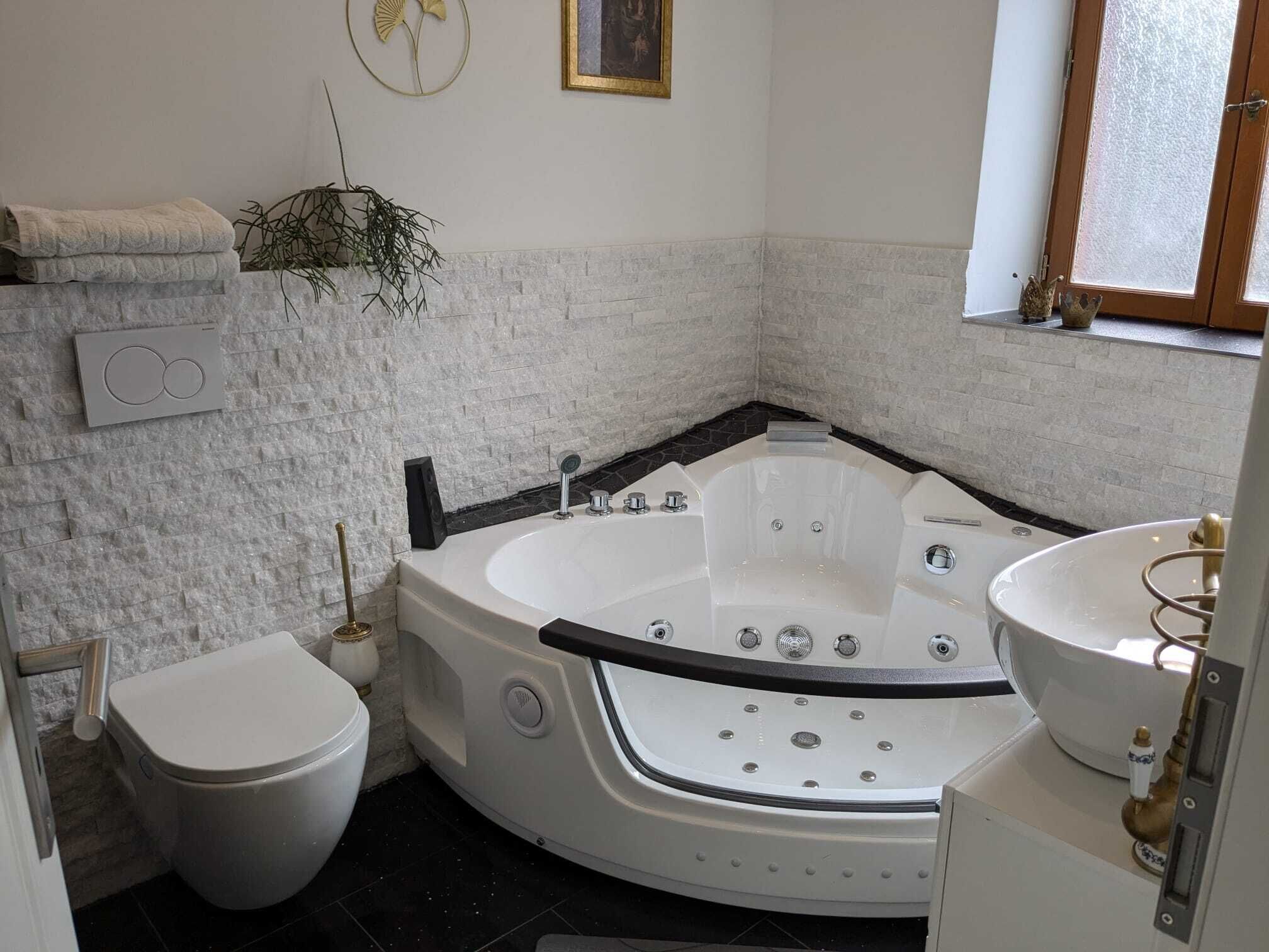Whirlpool, Haartrockner, Handtücher, Seife