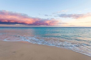 Beach nearby, sun-loungers, beach towels - Pet-Friendly 3BR Beach Home – King + Fenced Yard (North Myrtle Beach)