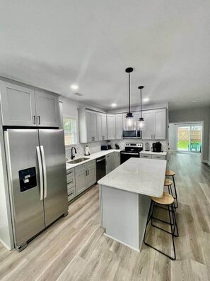 Geladeira, micro-ondas, fogão, cooktop