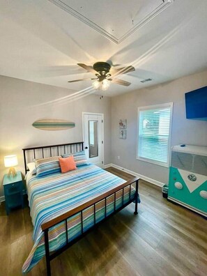 3 bedrooms, desk, iron/ironing board, free WiFi - Pet-Friendly 3BR Beach Home – King + Fenced Yard (North Myrtle Beach)