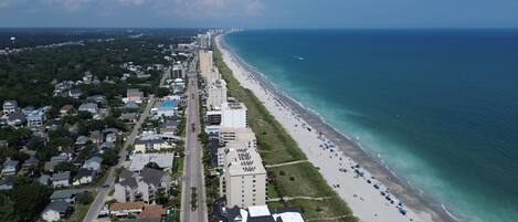 Una playa cerca, sillas reclinables de playa, toallas de playa