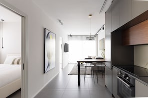 Geladeira grande, micro-ondas, fogão, cooktop