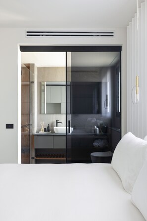 Shower, hair dryer, towels, toilet paper - Skyline Serenity by tlv2rent (Tel Aviv)