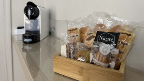 Un plateau en bois contenant divers aliments emballés, posé sur un plan de travail de cuisine.
