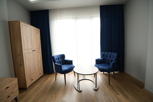 Deluxe Room | Egyptian cotton sheets, premium bedding, minibar, desk - Poal Group Hotel (Trabzon)