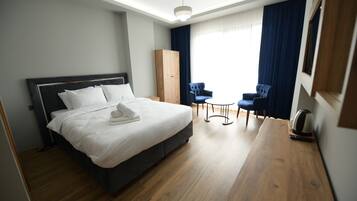 Egyptian cotton sheets, premium bedding, minibar, desk