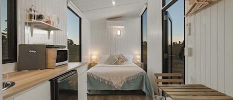 1 bedroom, bed sheets