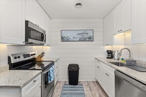 Kjøleskap, mikrobølgeovn, ovn og kokeplater