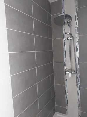 Asciugacapelli, asciugamani, sapone, shampoo