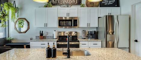 Frigorífico, microondas, horno y placa de cocina