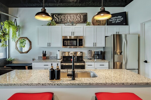 Kylskåp, mikrovågsugn, ugn och spishäll