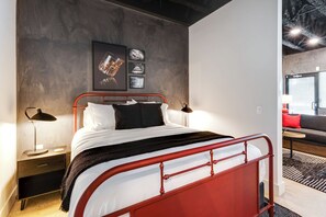 Escritorio, tabla de planchar con plancha, wifi y ropa de cama 