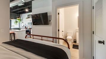 Een bureau, een strijkplank/strijkijzer, wifi, beddengoed