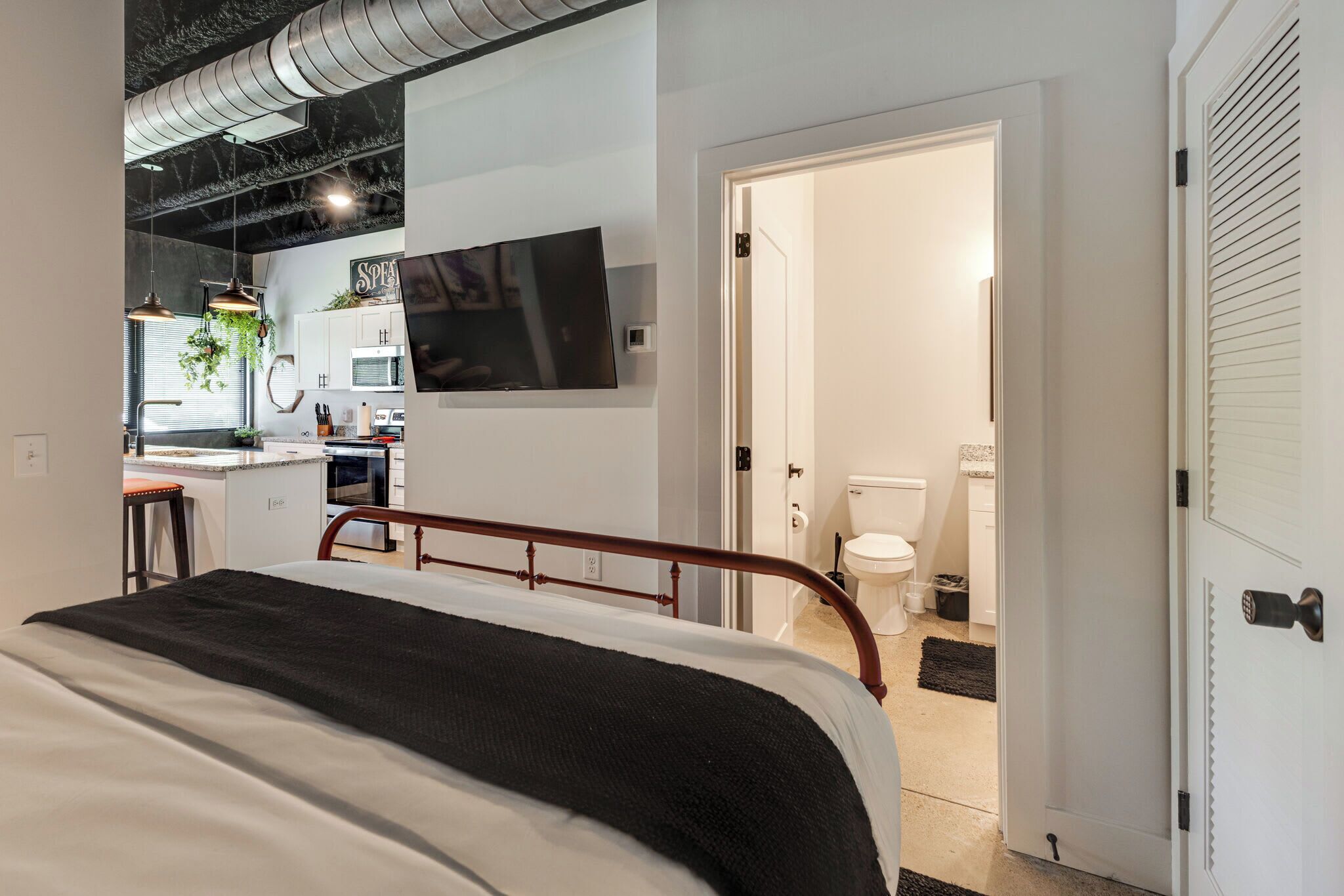 Escritorio, tabla de planchar con plancha, wifi y ropa de cama 