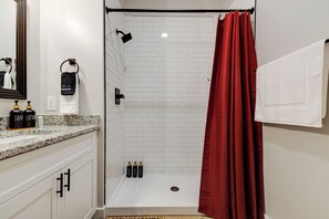 Tina, secadora de cabello, toallas 