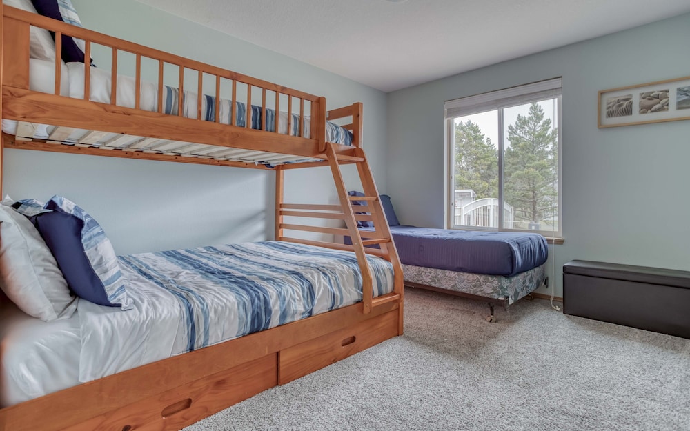 SingleLevel Home with Double Living Room, King Suite, is an Easy Walk