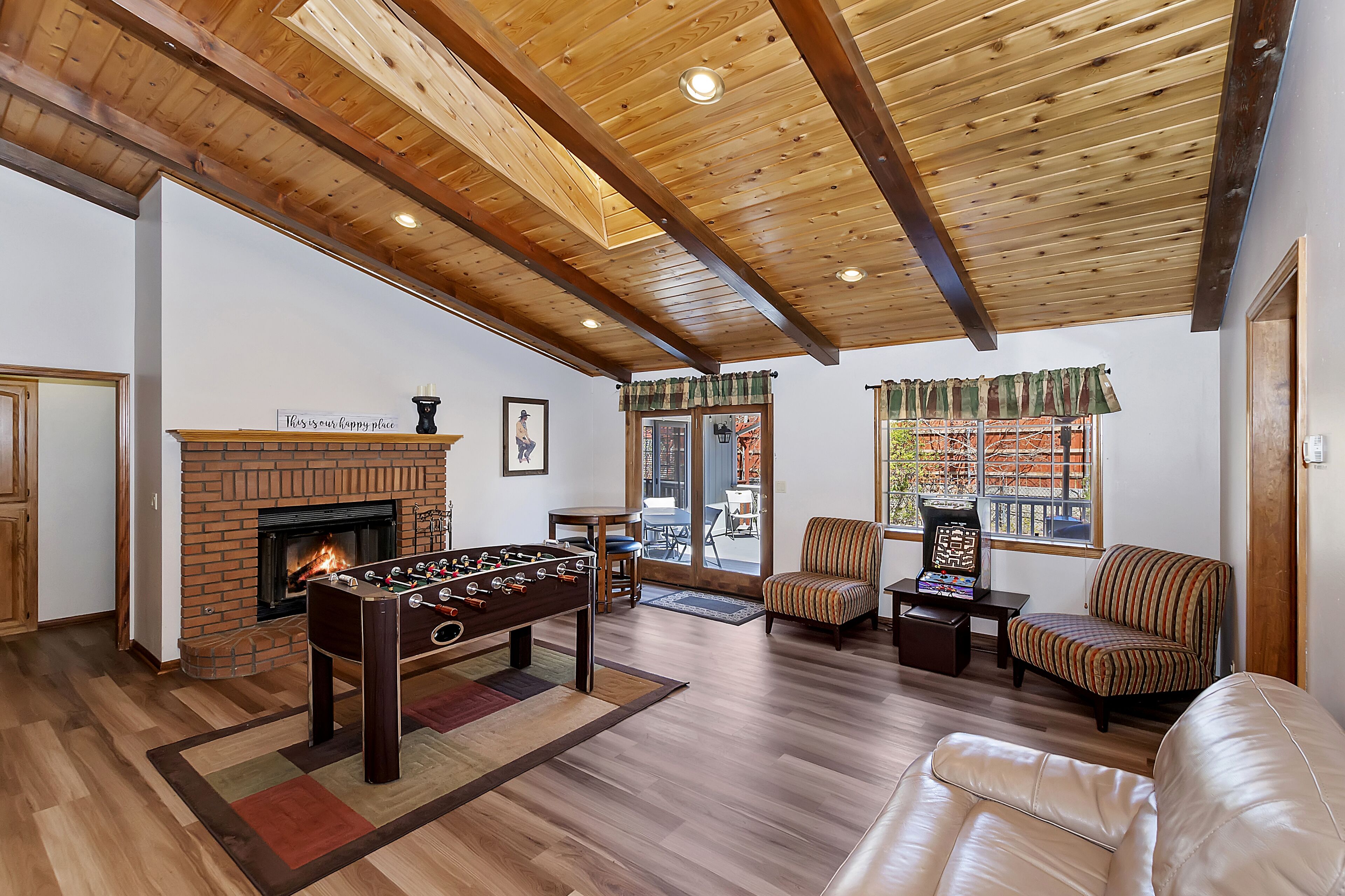 Spacious pet-friendly getaway at center of attractions, with fireplace, BBQ