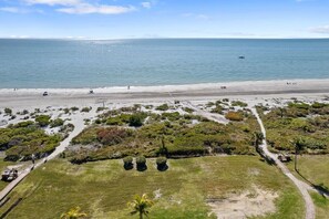 On the beach - Loggerhead 261- Gorgeous Two Bedroom Condo with Fantastic Amenities (Sanibel)