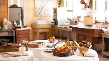 Tägliches Frühstücksbuffet (16 EUR pro Person)