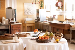 A breakfast buffet with various fruits, bread, and beverages. - Domaine de L'Adoux (Montclar)