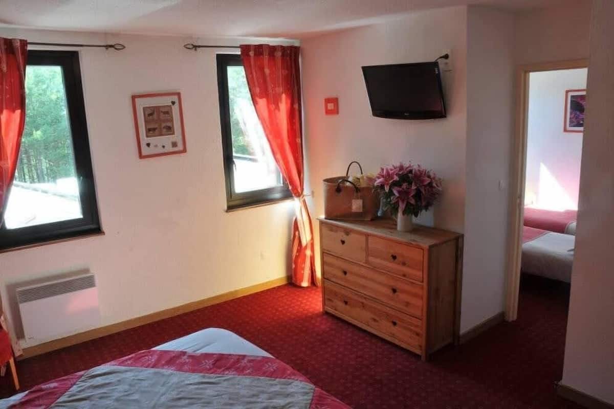 Family Suite | Desk, soundproofing, iron/ironing board (on request), WiFi (free)