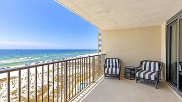 Condo Prestigio, 2 habitaciones, balcón, vista a la playa | Balcón