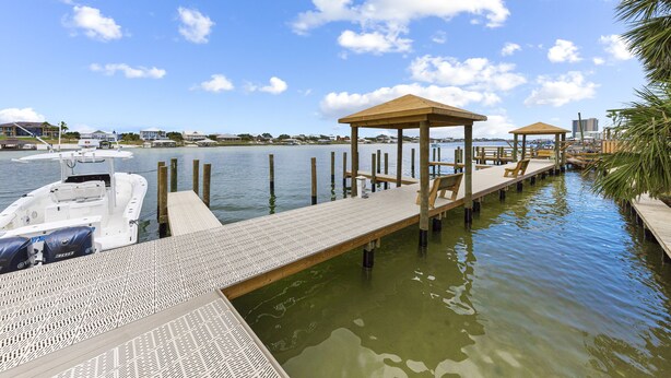 A marina with wooden docks and a covered seating area. - Wind Drift South East 404 (Orange Beach)