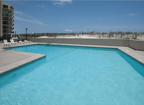 Piscina all'aperto, lettini