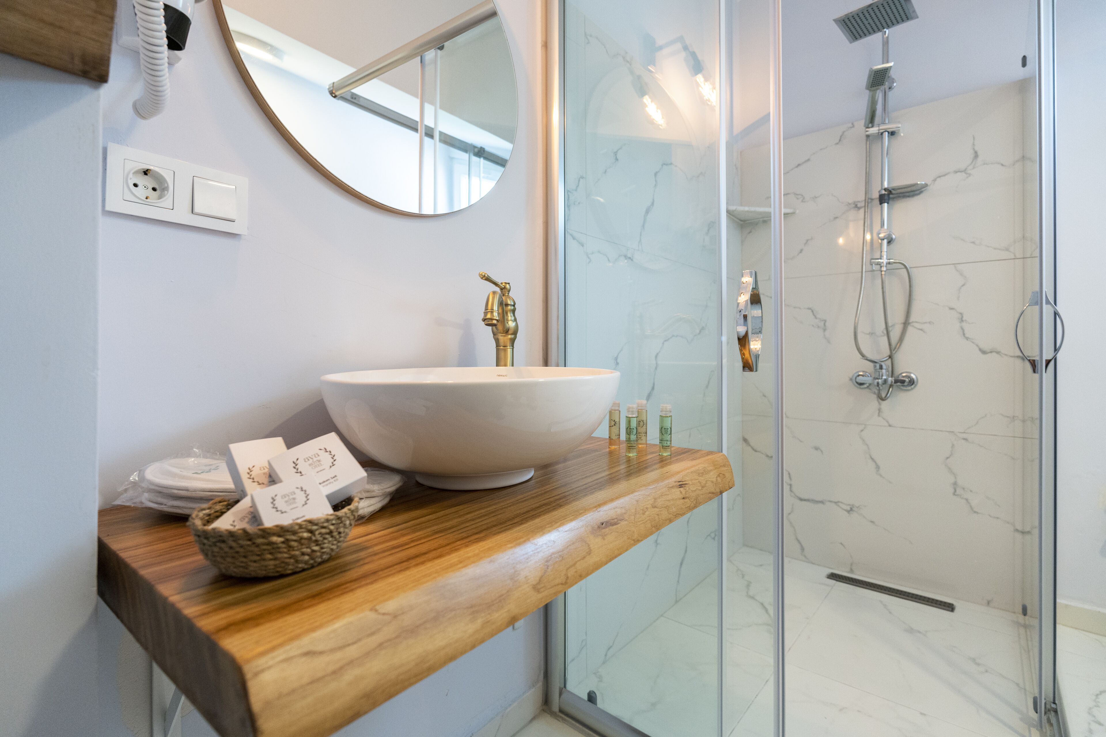 Deluxe Room - Garden View (Antigoni) | Badezimmer