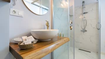 Deluxe Room - Garden View (Antigoni) | Badezimmer