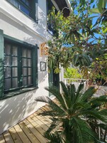 Deluxe Oda Balkonlu-Bahçe Manzarali (Ofiousa) | Σεντόνια από αιγυπτιακό βαμβάκι, κλινοσκεπάσματα υψηλής ποιότητας 