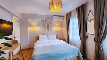 Deluxe Oda Balkonlu-Bahçe Manzarali (Ofiousa) | ผ้าปูที่นอนฝ้ายอียิปต์, เครื่องนอนระดับพรีเมียม, เตียง Select Comfort