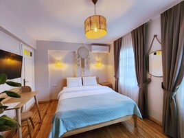 Deluxe Oda Balkonlu-Bahçe Manzarali (Ofiousa) | Roupas de cama de algodão egípcio, roupas de cama premium