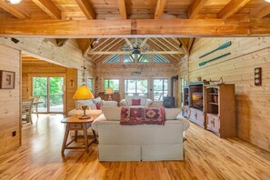 TV, DVD player, offices - Deer Laurel at Turtlehead (Salem)