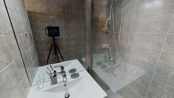 Een douche, een haardroger, handdoeken, zeep