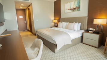 Deluxe Room | Minibar, in-room safe, desk, soundproofing
