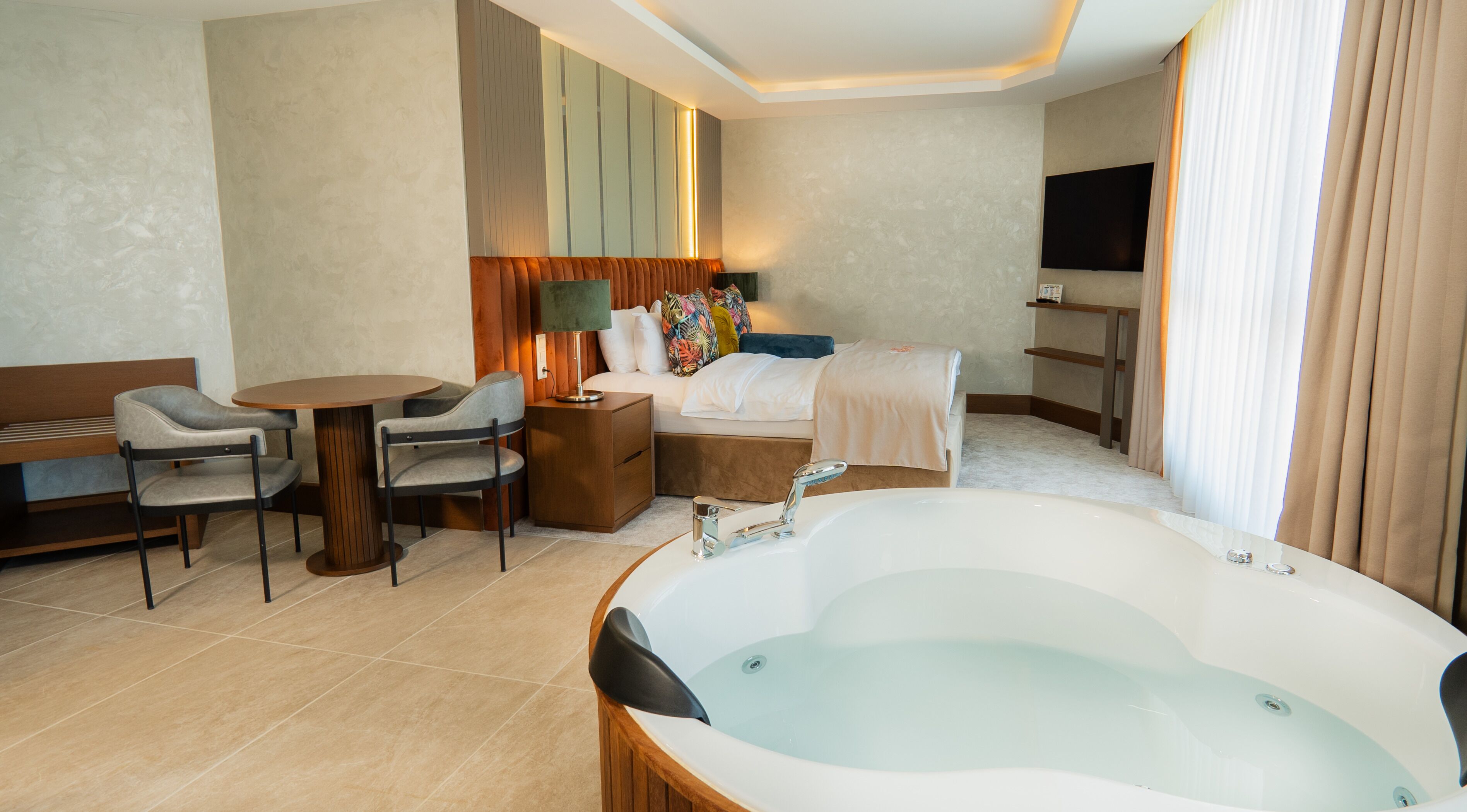 Junior-Suite, 1 Queen-Bett und Schlafsofa | Wohnbereich | 110-Zoll-Smart-TV mit Satellitenempfang, Fernseher