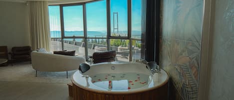 Suite Royal | 1 camera, minibar, una cassaforte in camera, una scrivania