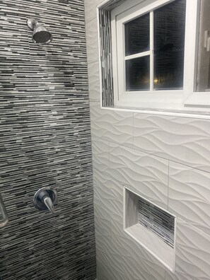 Dusche, Handtücher, Seife, Toilettenpapier